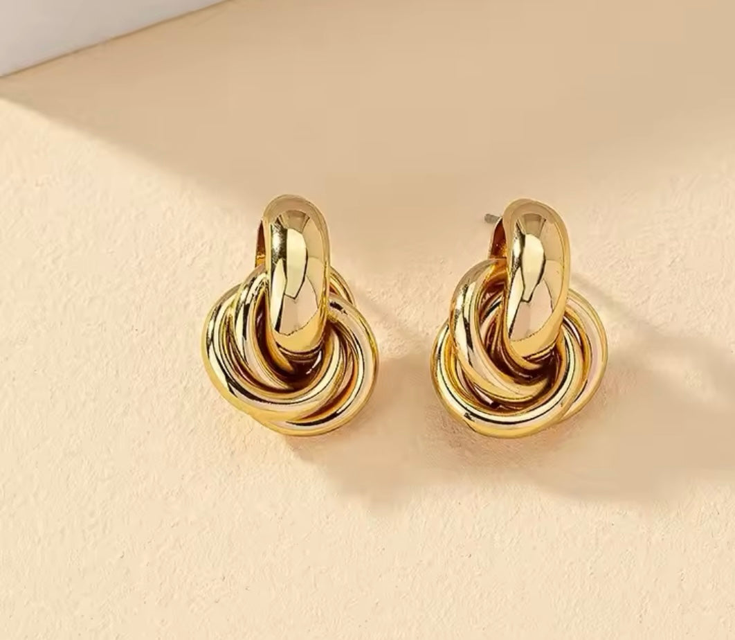 GOLD KNOT HOOP EARRINGS